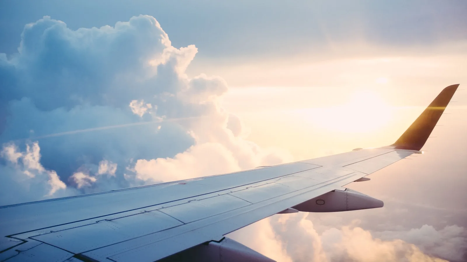 Aile d'avion au coucher du soleil pendant un vol long-courrier
