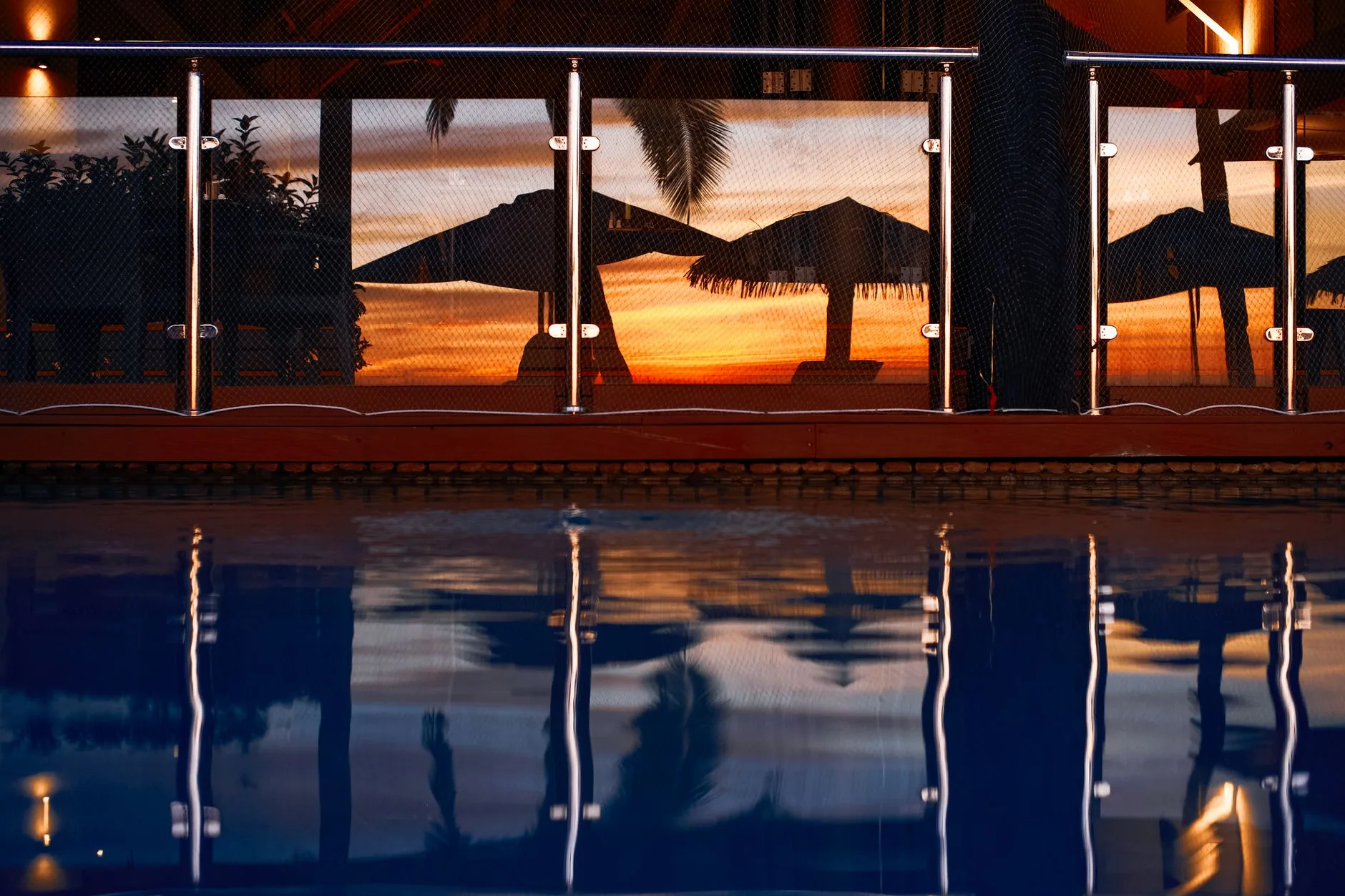 Coucher de soleil tropical au bord d'une piscine évoquant le décalage horaire aux Seychelles