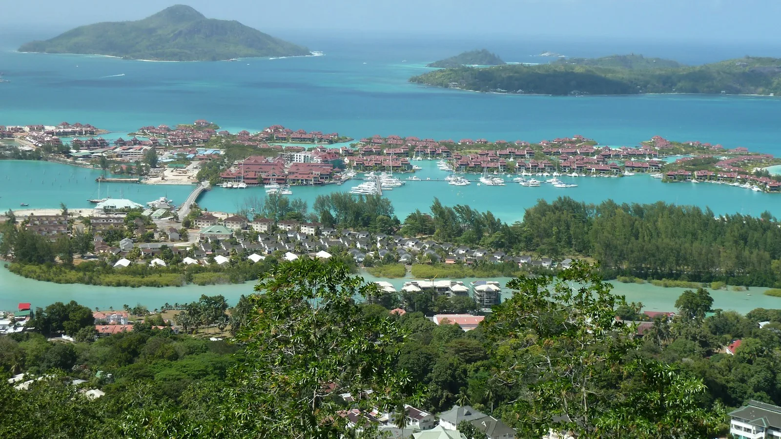 Comparaison entre les plages de granit rose de La Digue et la Côte d'Or de Praslin
