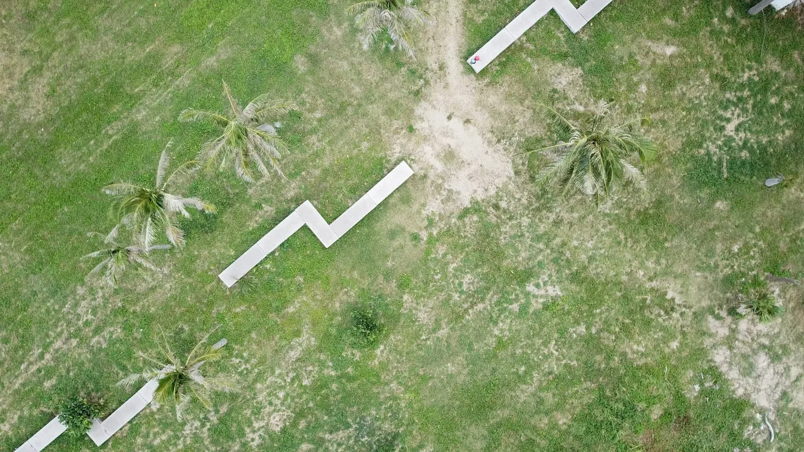 Piste d'aéroport sur une île tropicale vue du ciel