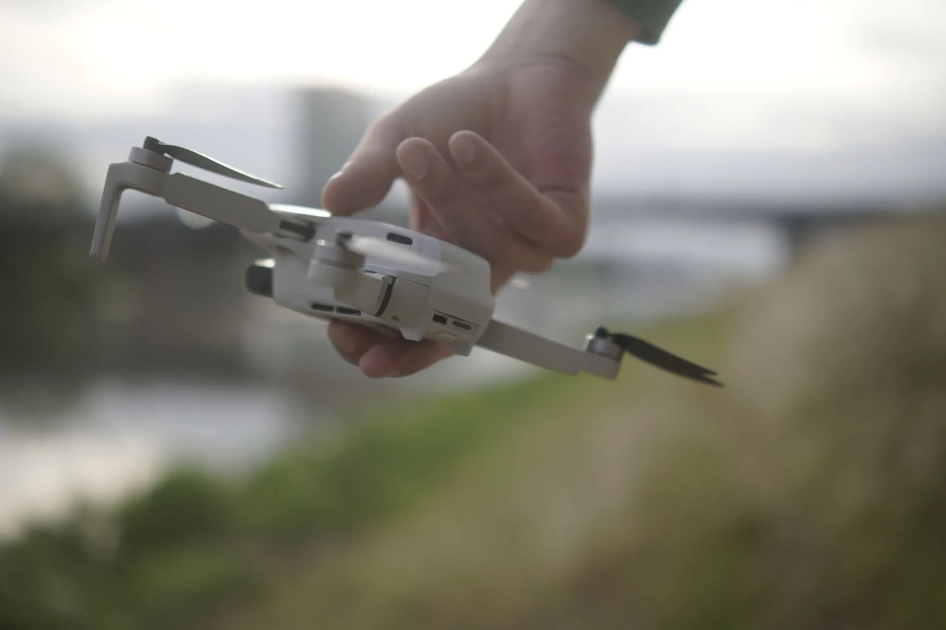 Pilote préparant son drone avant un vol de photographie aérienne
